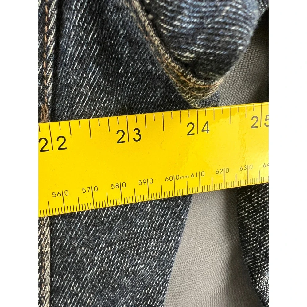 Levis ships from